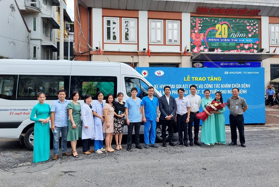 Hyundai Thành Công Việt Nam trao tặng xe Solati cho bệnh viện tim Hà Nội